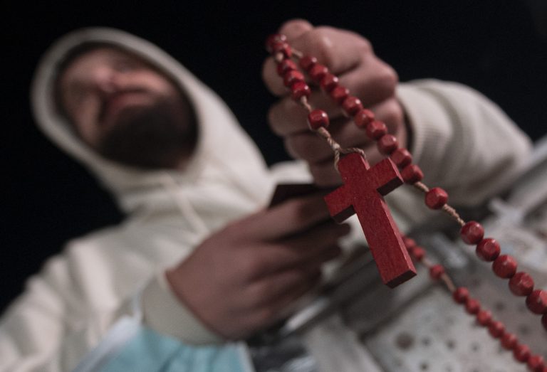 Veriaci čakajú na príchod pápeža Františka. Foto: Martin Baumann/TASR