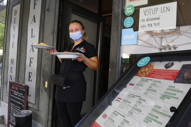 Covid automat: Od pondelka bude desať okresov červených. Do jedného z nich smeruje pápež