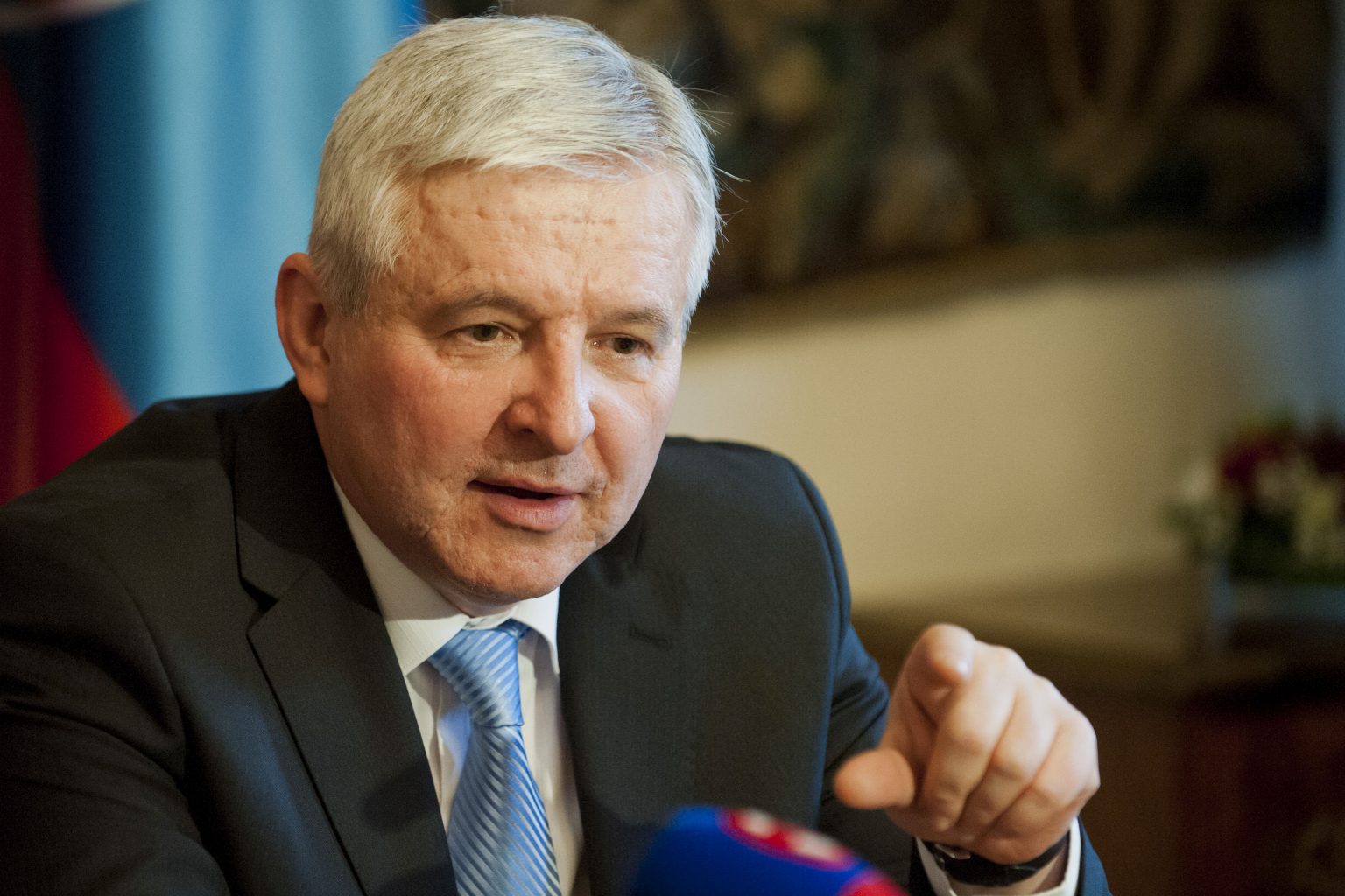Česko sa na rozdiel od Slovenska stále nehrnie do prijatia eura a robí si vlastnú menovú politiku. Na obrázku je guvernér Českej národnej banky Jiří Rusnok. Foto: Michal Svítok/TASR 