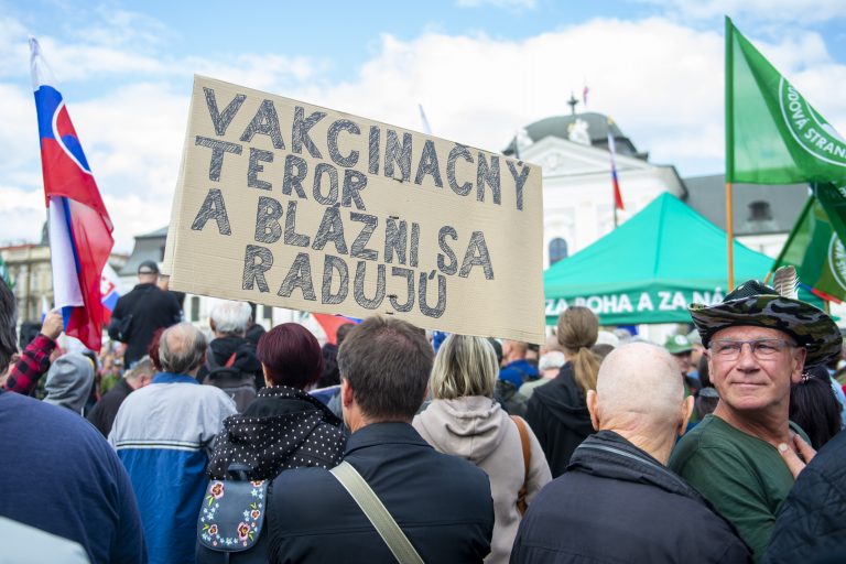 Protestujúci blokovali dopravu v Bratislave, polícia ich vytlačila