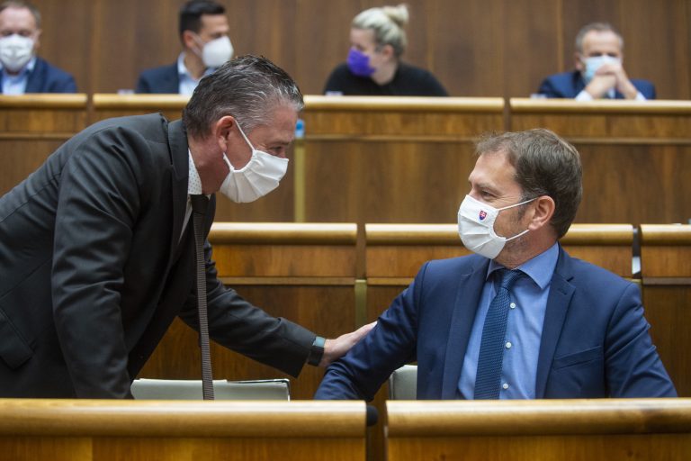 Mikulca neodvolali, ale Fico sa teší z postoja poslancov Sme rodina