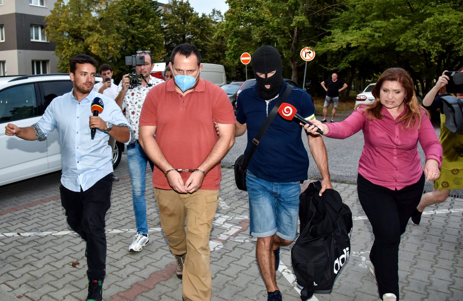 Na snímke zadržaný Pavol Ďurka prichádza v sprievode polície na Okresný súd (OS) Bratislava III, 15. septembra 2021 v Bratislave. Foto: Pavol Zachar/TASR