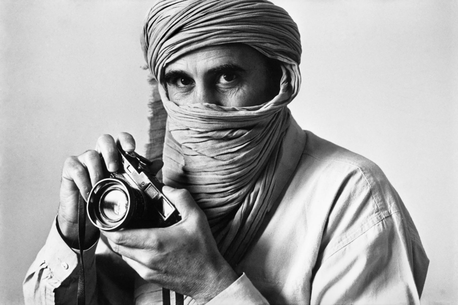 ABBAS, portrét je dielom Jeana Gaumyho z agentúry Magnum. Reprofoto: Matúš Zajac z knihy Grandi Fotografi Di Magnum (2005)