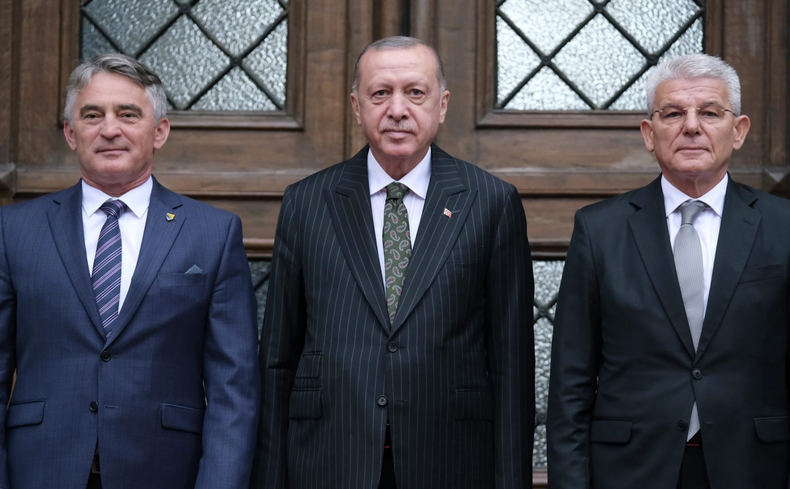 Členovia Predsedníctva Bosny a Hercegoviny - Moslim Sefik Dzaferovič (vpravo), Chorvát Zeljko Komsič (vľavo) a turecký prezident Recep Tayyip Erdogan (uprostred) pózujú 27. augusta 2021 v Sarajeve. Foto: TASR/AP