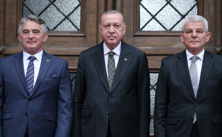 V Srebrenici je už trestné popierať genocídu. Mesto navštívil Erdogan