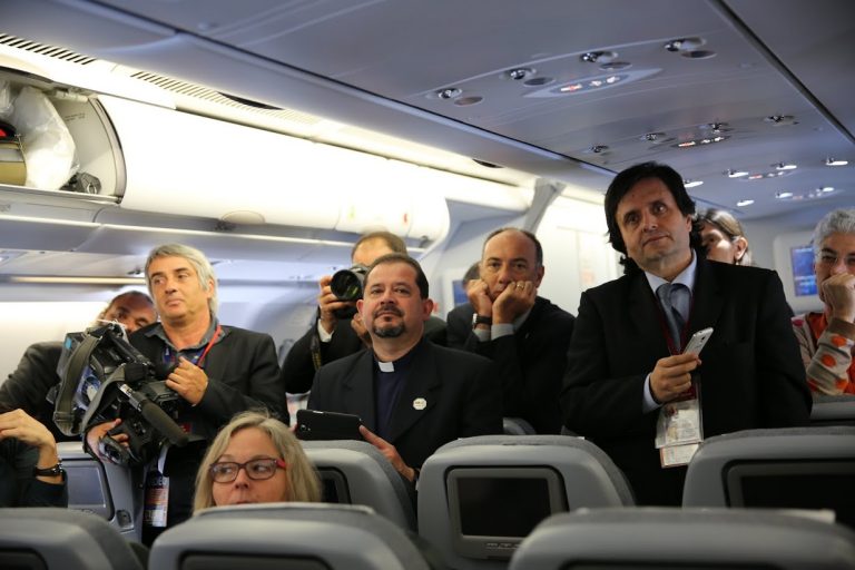 Novinári na pápežskom lete v Latinskej Amerike v r. 2015. Foto: Alan Holdren/CNA