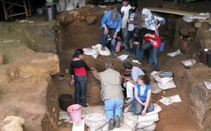 Šaty robili človeka už pred vyše 120-tisíc rokmi, vedci našli dôkazy