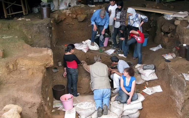 Šaty robili človeka už pred vyše 120-tisíc rokmi, vedci našli dôkazy