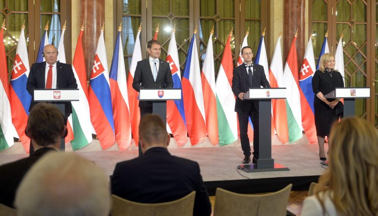 Ministri financií členských krajín Vyšehradskej štvorky (V4) zľava Tadeusz Košciňski (Poľsko), Igor Matovič (Slovensko), Mihály Varga (Maďarsko) a Alena Schillerová (Česká republika) počas tlačovej konferencie po rokovaní v Budapešti  vo štvrtok 30. septembra 2021. FOTO TASR/DUNA/MTI - Attila Kovács
