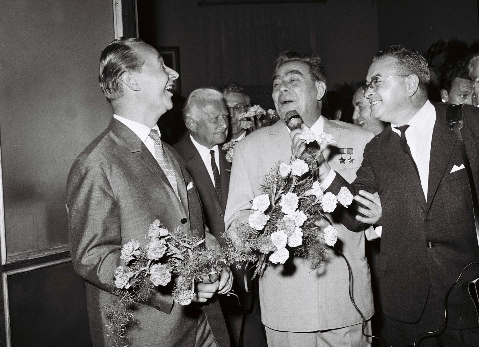 Alexander Dubček (vľavo s kyticou) so šéfom sovietskych komunistov Leonidom Brežnevom (v strede s kyticou) v Bratislave na začiatku augusta 1968. Foto: Archív TASR