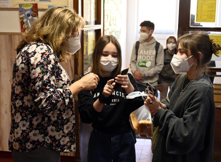 Odborníci o tretej vlne: Koniec rúšok v školách, no ťažké mesiace pred nami