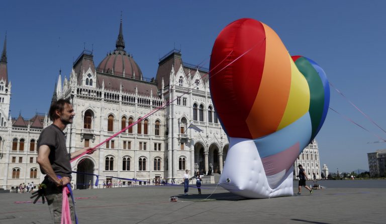 Aktivisti upevňujú veľké dúhové nafukovacie srdce pred budovou maďarského parlamentu v Budapešti 8. júla 2021 - Ilustračný obrázok. Foto: TASR/AP