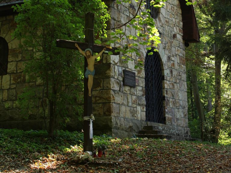 Kríž pred kúpeľnou kaplnkou vo Vyhniach. Foto: Martin Minka