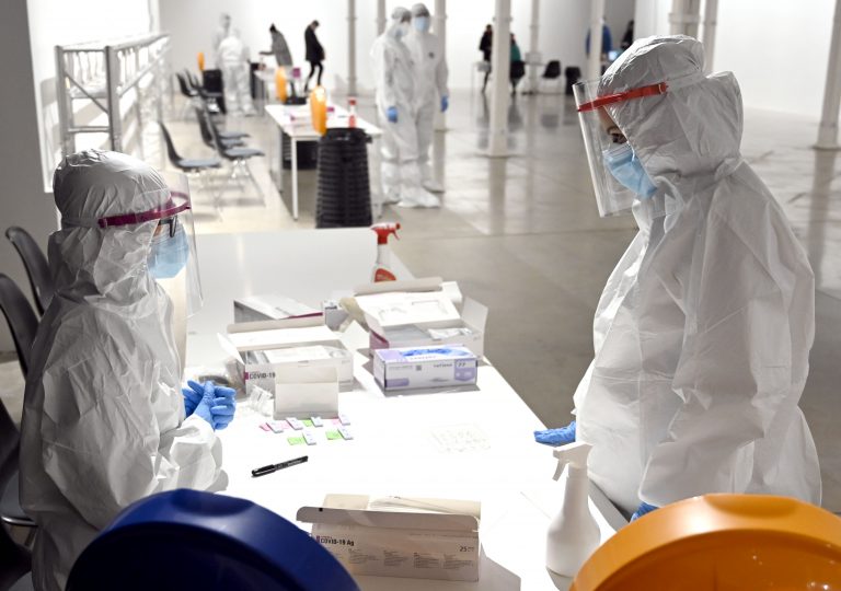 Smutný pandemický rekord, počet pozitívnych na Slovensku presiahol 7-tisíc