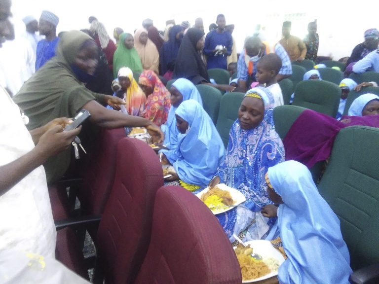 Nigéria: Ozbrojenci uniesli 80 ľudí