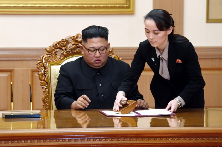 Na snímke z 19. septembra 2018 severokórejský líder Kim Čong-un a pomáha mu jeho sestra Kim Jo-Čong počas podpisu dohody na samite s juhokórejským prezidentom  Mun Če-inom v Pchjongjangu. Foto: TASR/AP