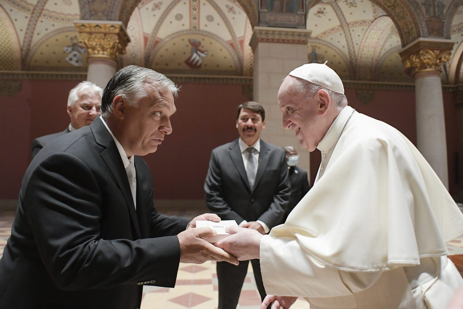 Pápež František a Viktor Orbán. Foto: TASR/AP