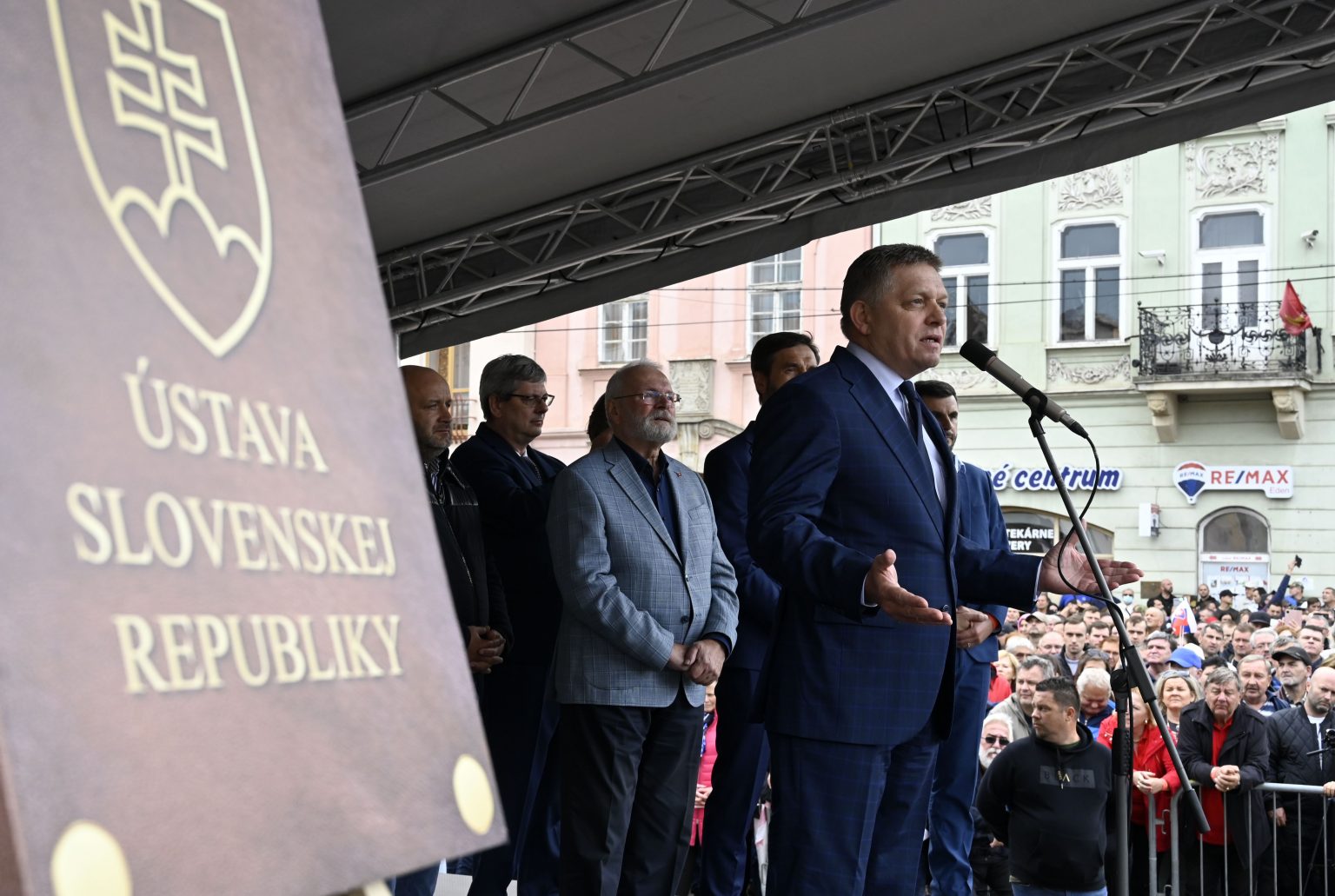 Na snímke vpravo poslanec NRSR Robert Fico (Smer-SD) počas príhovoru na protivládnom proteste na Hlavnej ulici v Košiciach 1. septembra 2021. Foto: Roman Hanc/TASR