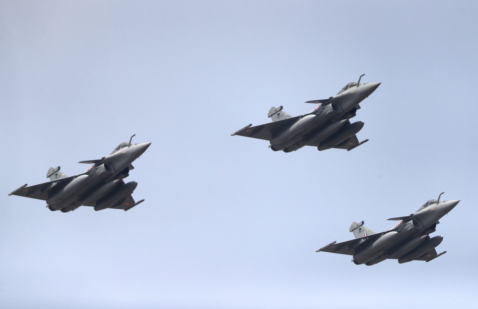 Stíhacie lietadlá 4. generácie Dassault Rafale francúzskej výroby letia vo formácii. Foto: TASR/AP