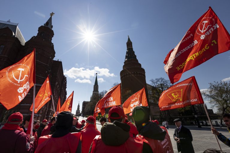 Ruskí komunisti chceli napadnúť výsledky volieb. Ich právnikov zrazu obkľúčila polícia