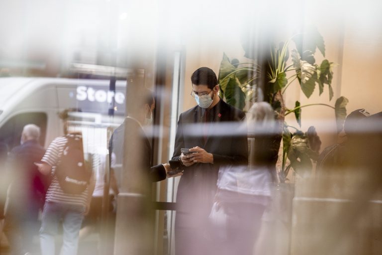 Rastie počet nakazených na koronavírus, ale stále ide o nízke čísla, nikto nezomrel