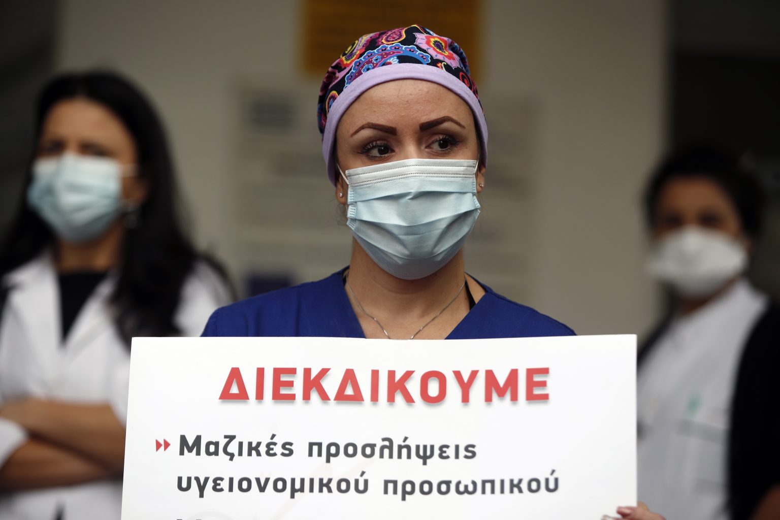 Zdravotná sestra v Grécku. V tomto štáte je očkovanie zdravotníkov povinné. Foto: TASR/AP