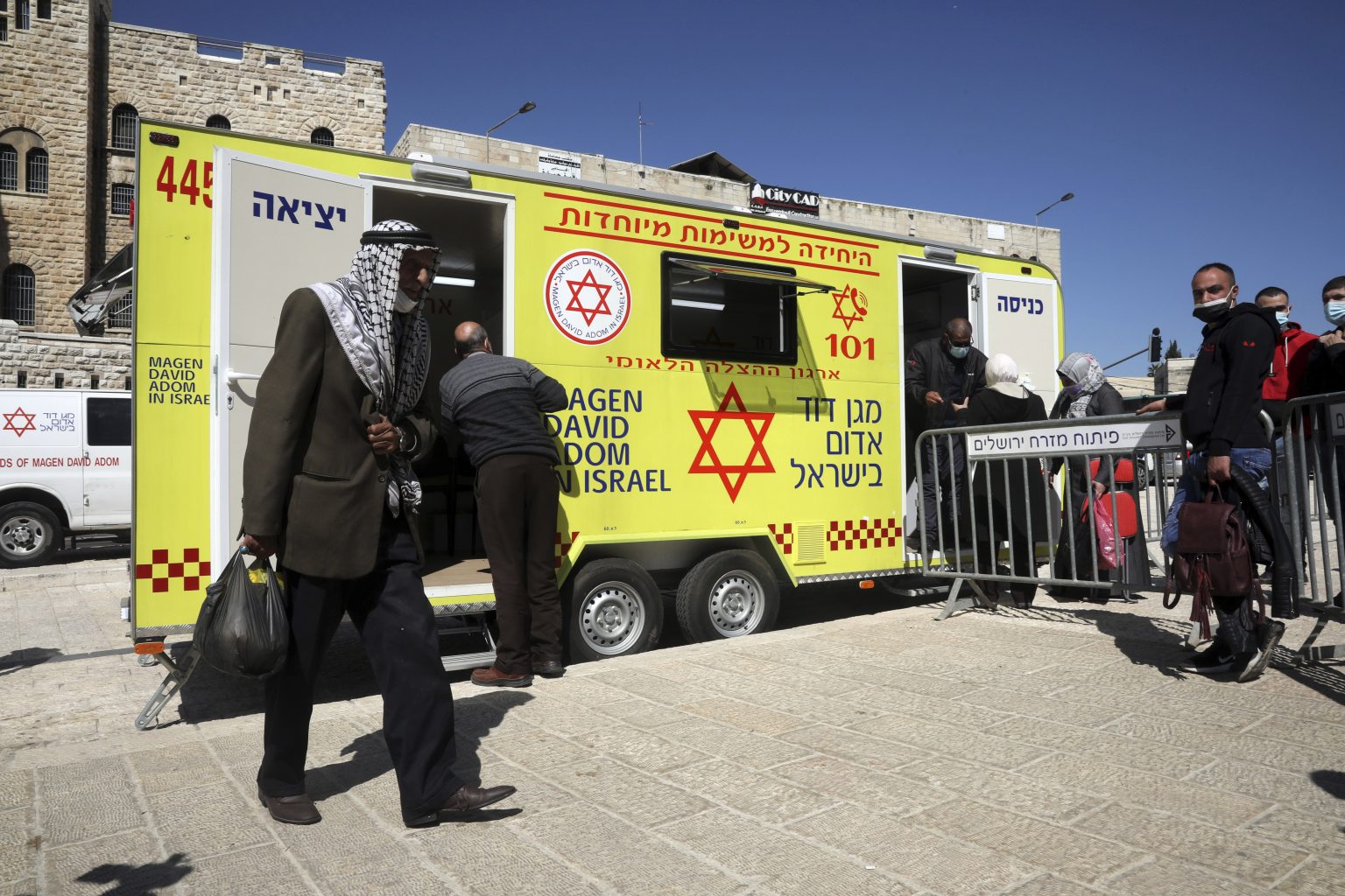 Izrael: Palestínčania čakajú na očkovanie vakcínou proti koronavírusu. Foto: TASR/AP