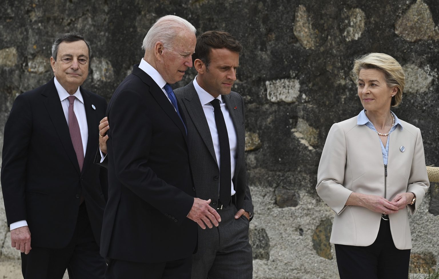 Zľava taliansky premiér Mario Draghi, americký prezident Joe Biden, francúzsky prezident Emmanuel Macron a predsedníčka Európskej komisie Ursula von der Leyenová na summite G7 v Cornwalle. Foto: TASR/AP
