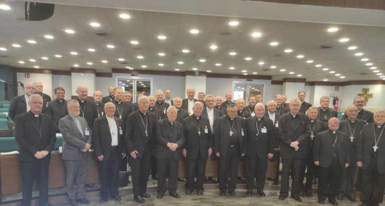 Európski biskupi na skupinovej fotografii v Ríme. Foto: Bohumil Petrík