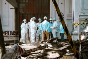 Mladí v Čile pomáhajú pri oprave kostola zničeného vandalmi. Ich odhodlanie dojalo aj pápeža