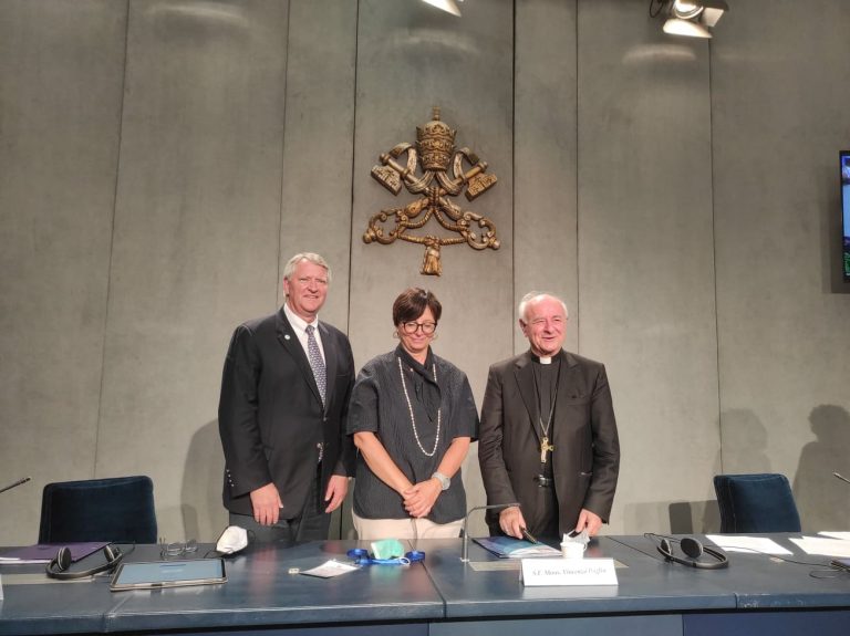 Predseda Pápežskej akadémie pre život arcibiskup Vincenzo Paglia (vpravo) vo Vatikáne. Foto: autor