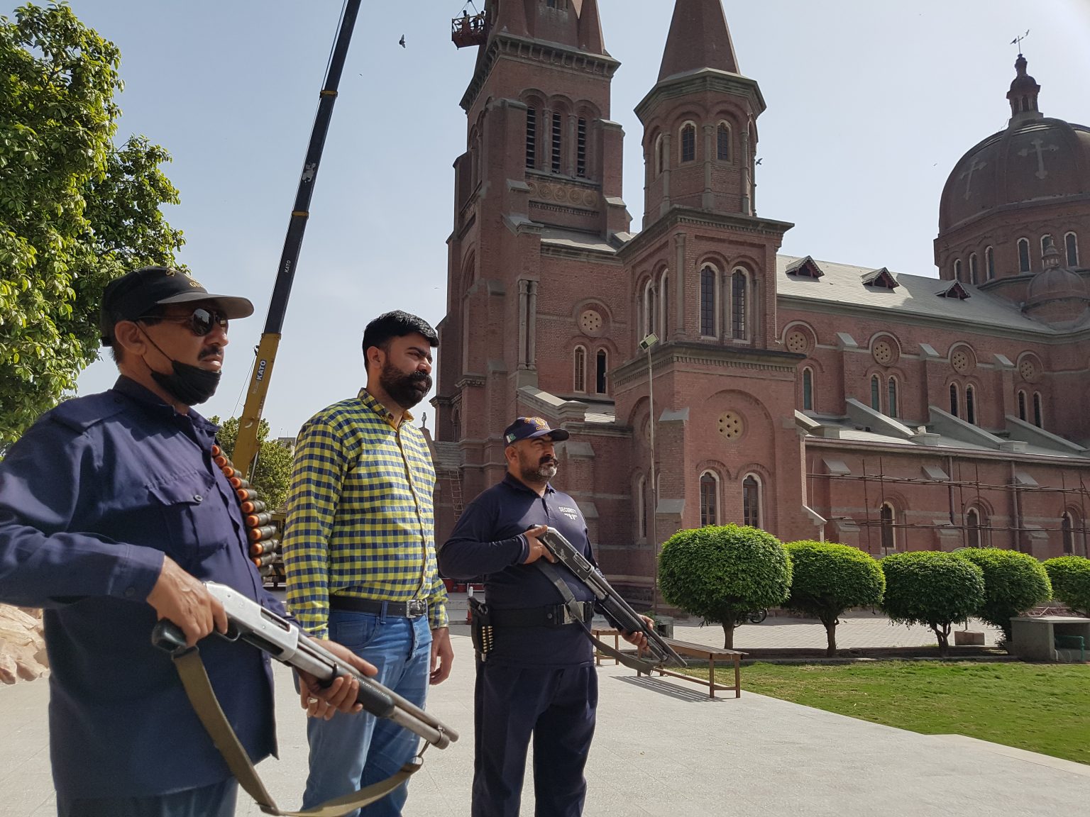 Strážcovia pred Katedrálou Najsvätejšieho srdca Ježišovho v Lahore. Foto: ACN 
