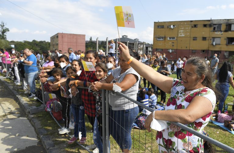 Na snímke veriaci pred príchodom pápeža Františka na Luník IX v Košiciach. Foto: František Iván/TASR