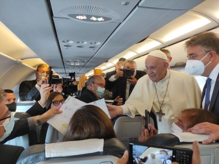 Pápež František v lietadle do Maďarska. Foto: Bohumil Petrík