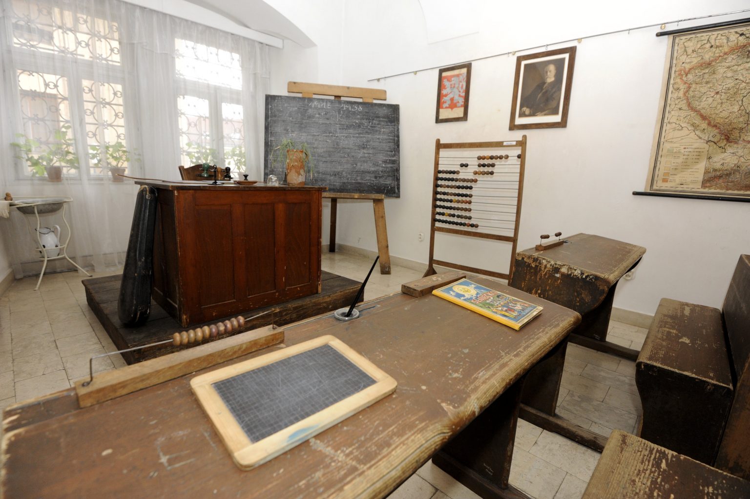 Zariadenie II. triedy štátnej ľudovej školy na dedine alebo menšom meste z obdobia 1918-1938, Trenčianske múzeum. Foto: TASR / Radovan Stoklasa