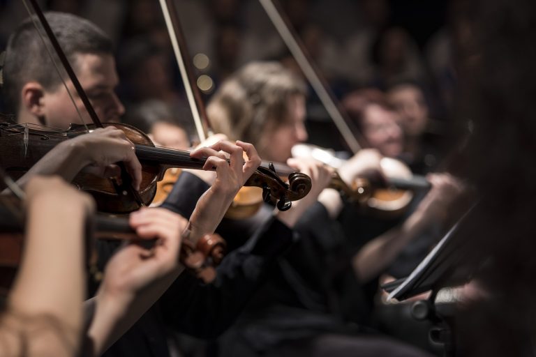 Anglická cestujúca opera vyradila približne polovicu orchestra, bolo tam priveľa belochov