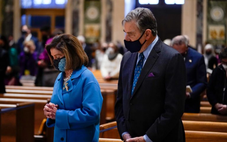 Predsedníčka americkej Snemovne reprezentantov Nancy Pelosiová a jej manžel Paul Pelosi počas svätej omše v Katedrále apoštola Matúša. Foto: TASR/AP