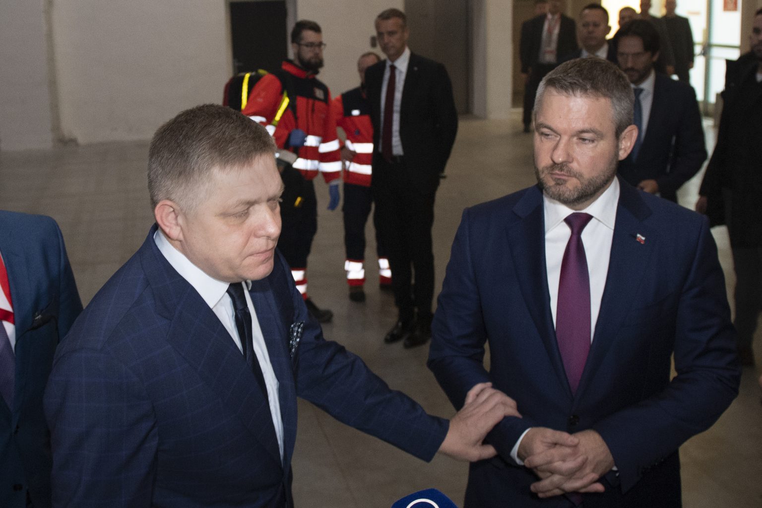 Robert Fico pred začiatkom snemu strany oznamuje, že odchádza do nemocnice pre vysoký tlak (7.12.2019). Napravo Peter Pellegrini. Foto: TASR/Pavel Neubauer