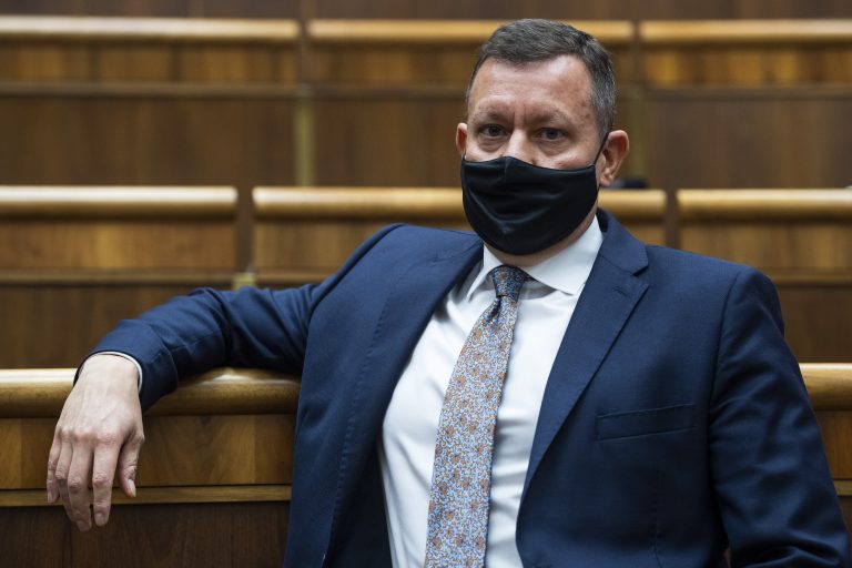 Poslanci o správe Lipšica stále nerozhodli