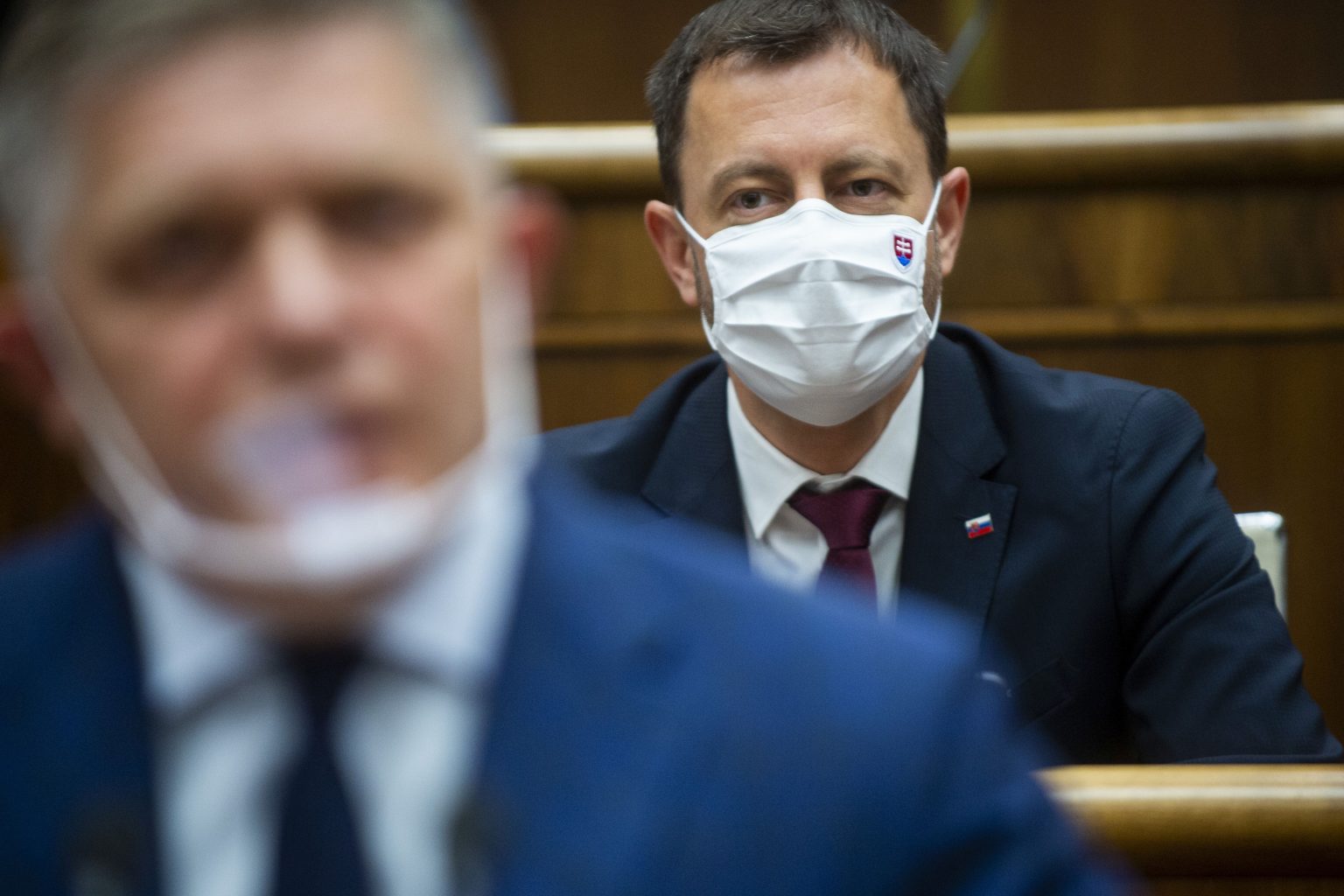 Robert Fico (v popredí) hodil rukavicu vláde Eduarda Hegera (v pozadí). Foto: Jakub Kotian/TASR