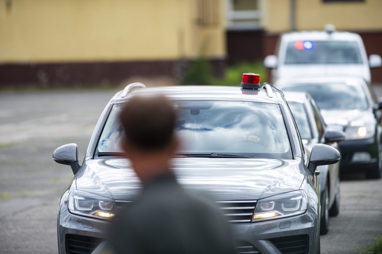 Vojna v polícii: z väzby pustili šéfa policajnej inšpekcie Scholza a vyšetrovateľa Čurillu