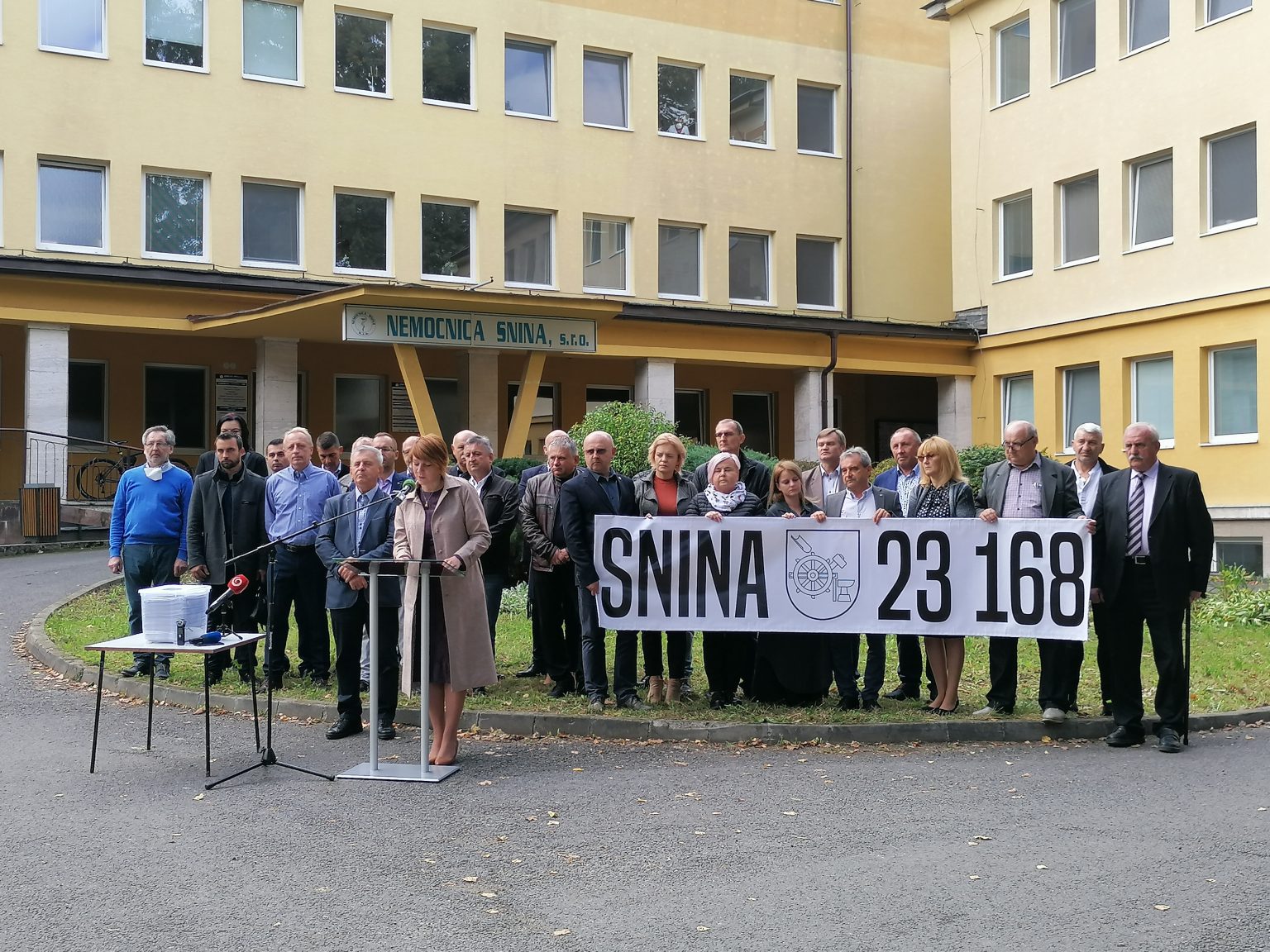 Petíciu za zachovanie mestskej Nemocnice Snina ako regionálneho lôžkového zdravotníckeho zariadenia podporilo 23 186 signatárov. Na snímke predstavitelia samospráv Sninského okresu. Foto: TASR - Jana Ďurašková