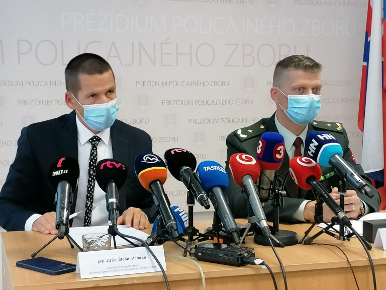 V NAKA padajú hlavy. Obvinení vyšetrovatelia ostávajú v práci, informoval policajný prezident