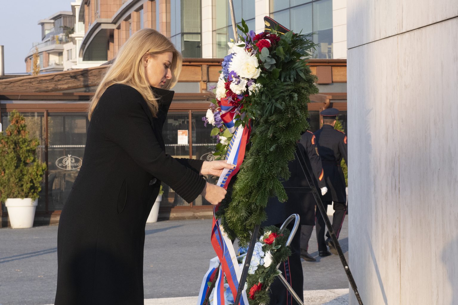Zuzana Čaputová počas kladenia venca k pamätníku M.R. Štefánika pri príležitosti 103. výročia vzniku Československej republiky. Foto: Pavel Neubauer/TASR