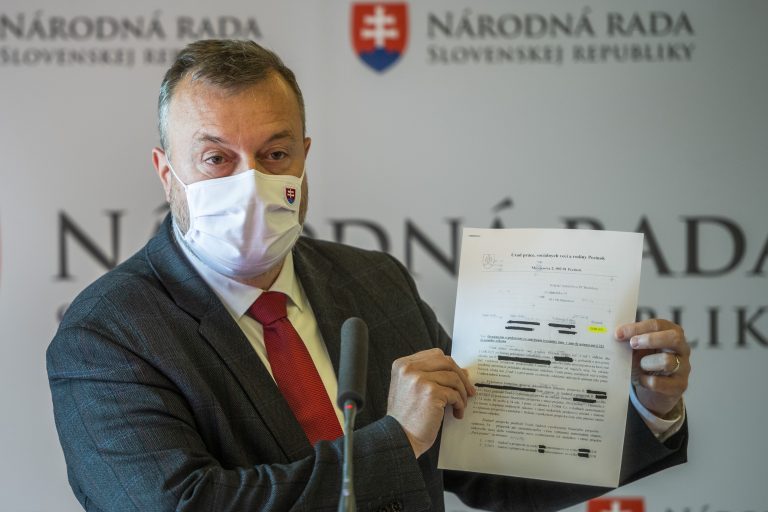 Krajniak o škandále s miliónmi eur pre schránkové firmy: Podozrivé sú štyri osoby. Ide o chrapúnsky podvod