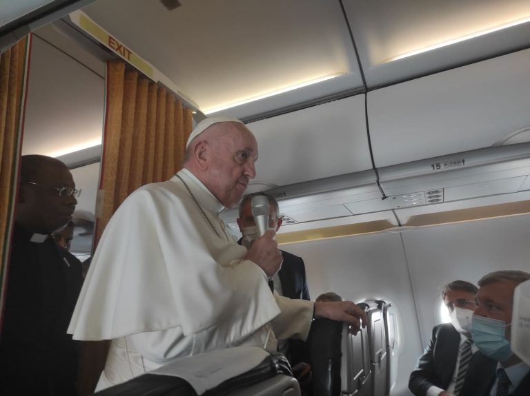 Pápež František na ceste do Ríma z Bratislavy. Foto: Bohumil Petrik/CNA