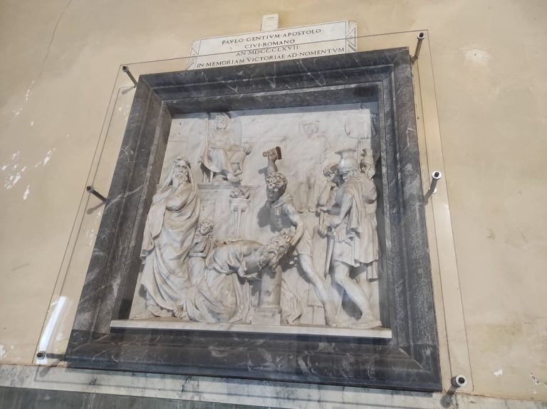 Reliéf zobrazujúci smrť Apoštola národov v priestoroch Troch fontán svätého Pavla. Foto: autor