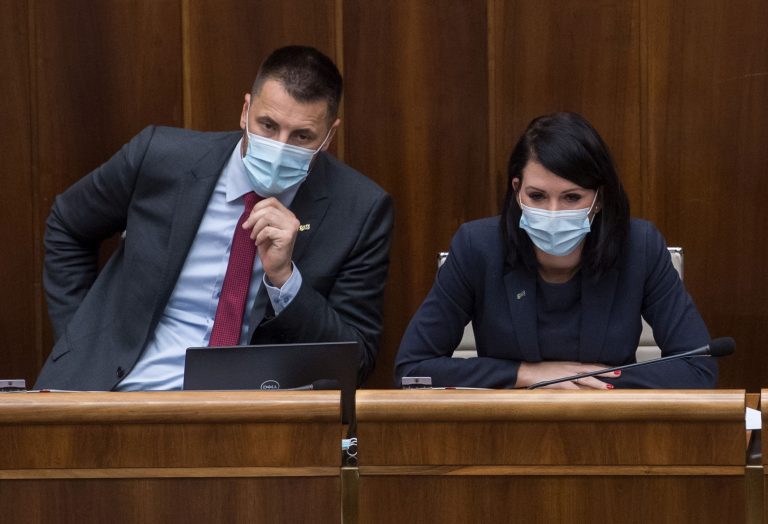Stranícke kolegyne o nezaočkovaných: Viskupičov postoj je hlúpy, Pellegrinimu stačí kontrola bez vakcíny