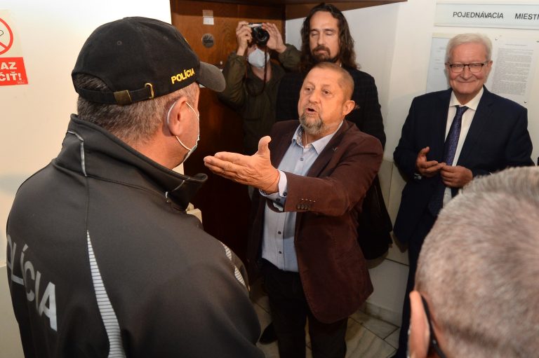 NAKA zadržala Harabina. Je obvinený z extrémizmu. Šeliga hovorí, že takýmto ľuďom nesmieme ustupovať