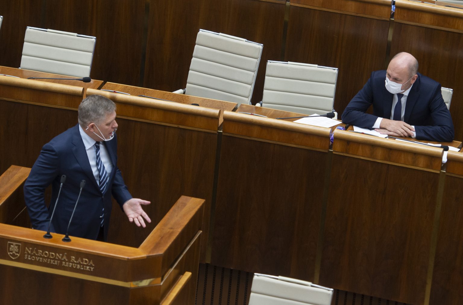 Minister hospodárstva SR Richard Sulík (SaS) a vľavo poslanec NR SR Robert Fico (Smer-SD). Foto: Martin Baumann/TASR